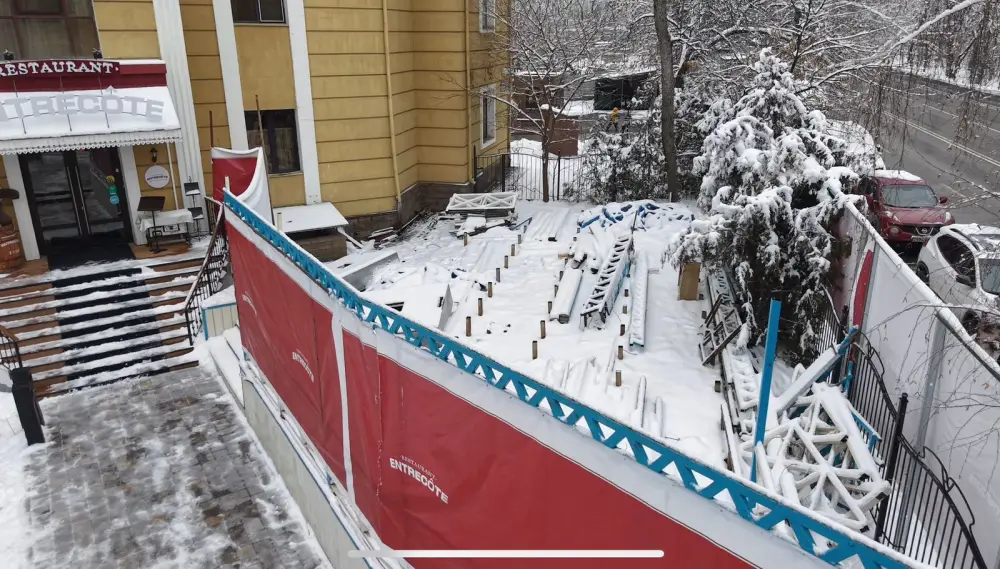 Летнюю террасу ресторана в центре Алматы снесли по решению суда (2)