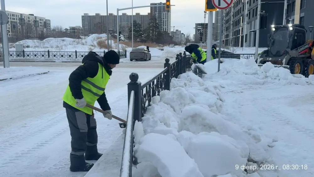 Около двух тысяч дорожных рабочих задействовано в снегоуборке в Астане (5)