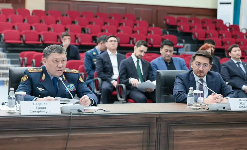 В МВД прошло совещание с участием заместителя Премьер-Министра Министра искусственного интеллекта и цифрового развития Жаслана Мадиева и Министра внутренних дел Ержана Саденова. (2)