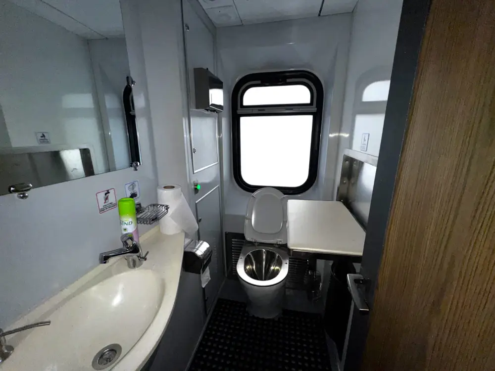 На линии «Астана – Семей» введён в эксплуатацию новый пассажирский вагон (6)