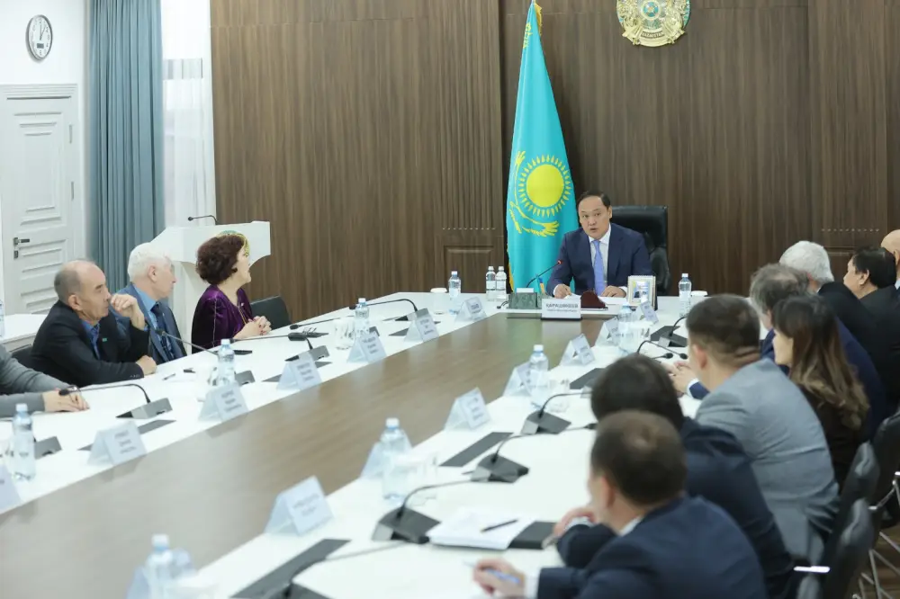 Ербол Карашукеев встретился с представителями творческой интеллигенции (8)