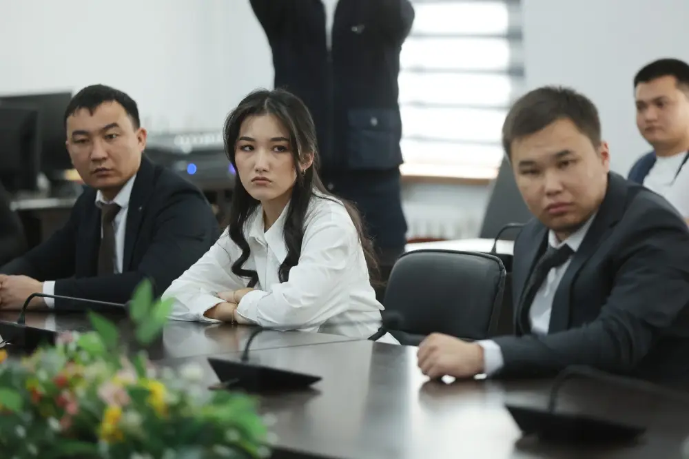 Конституционные реформы и роль молодежи: встреча акима области в Меркенском районе (4)