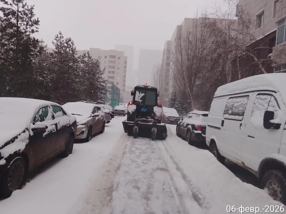 Более 3 000 дорожных рабочих и свыше 1 700 единиц спецтехники задействовано в снегоуборочных работах в Астане (3)