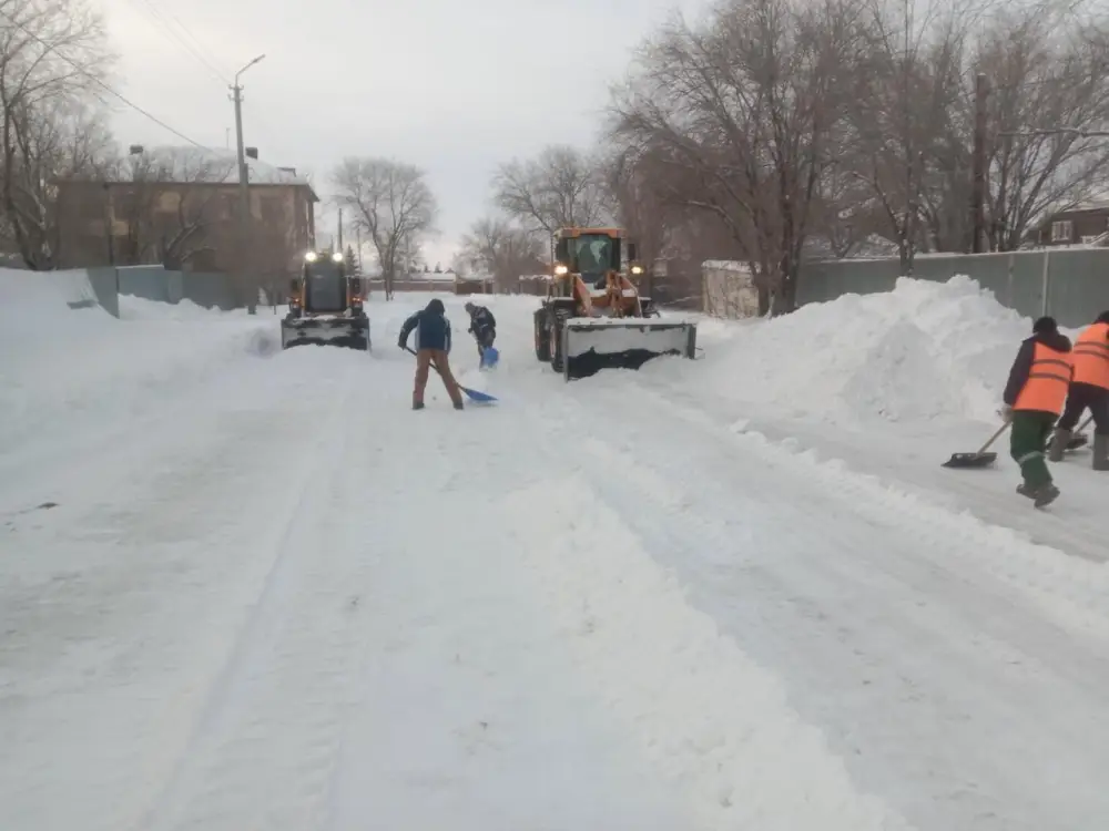 Около двух тысяч дорожных рабочих задействовано в снегоуборке в Астане (2)