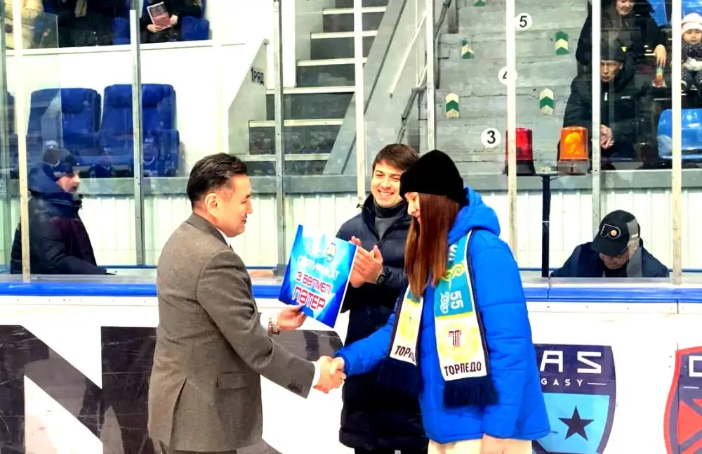 Чемпионке XXV летних Сурдлимпийских игр Фаине Мейрмановой аким ВКО вручил сертификат от квартиры (2)