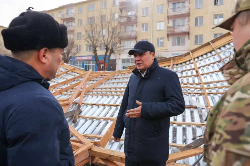 Ербол Қарашөкеев Жаңатас қаласындағы қатты желден зардап шеккен нысандарды аралады (5)