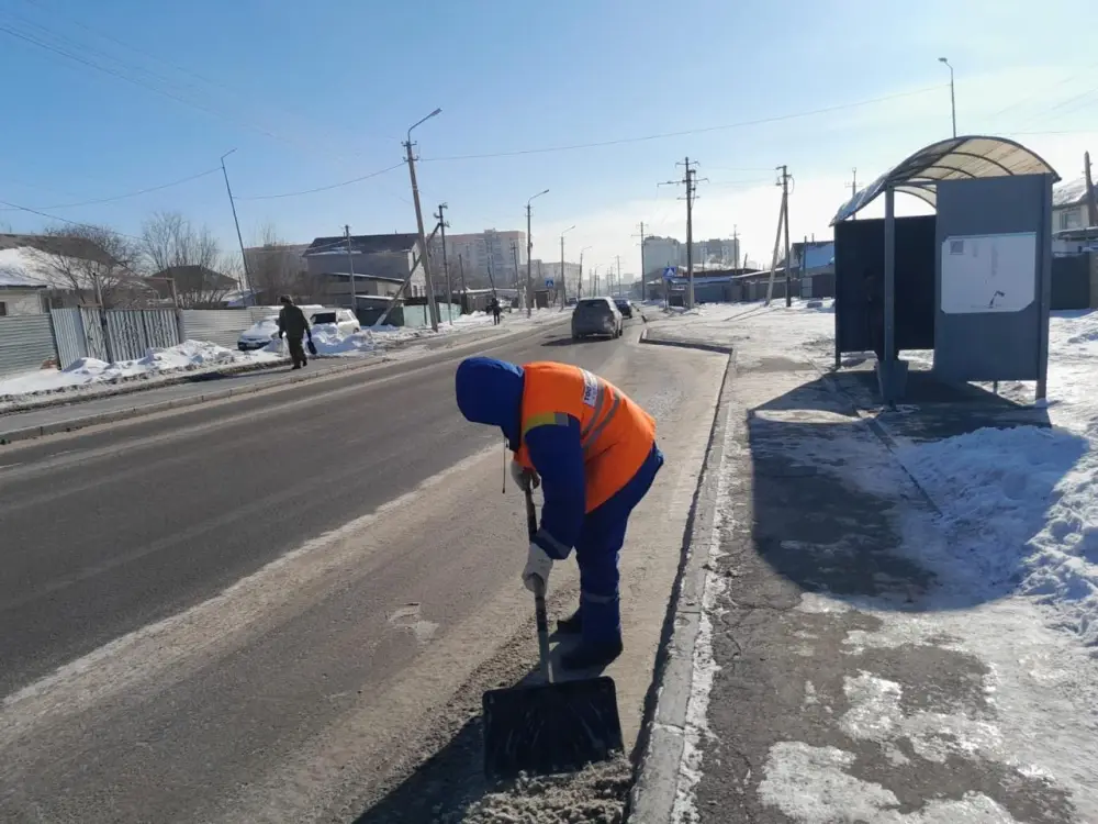 Более 3 100 дорожных рабочих задействовано в снегоуборочных работах в Астане (3)