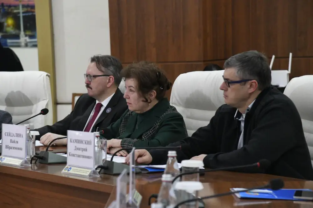 Значение Дня благодарности в укреплении общественного согласия обсудили за круглым столом в Астане (6)