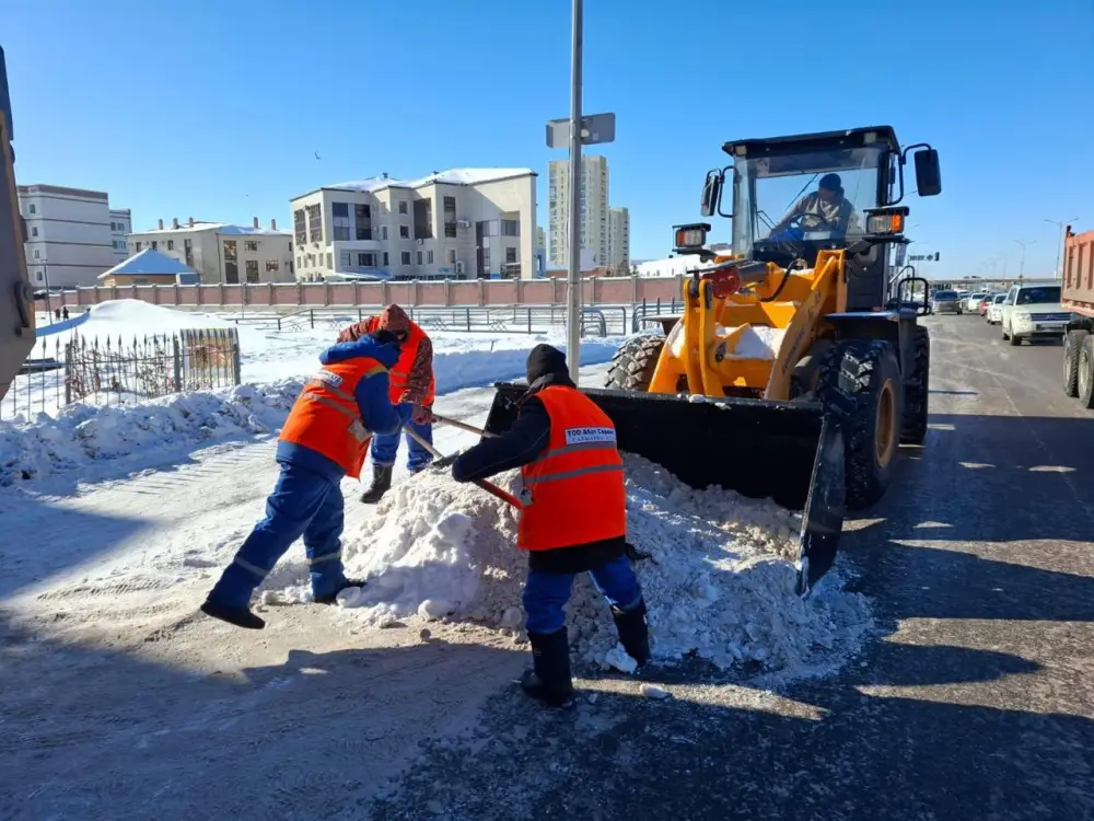Около 1 700 единиц спецтехники задействовано в снегоуборочных работах в Астане (8)
