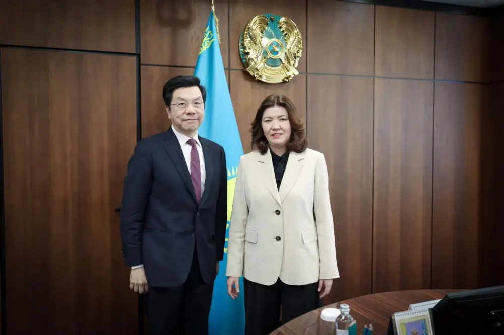 Министр просвещения РК Жулдыз Сулейменова обсудила с основателем Sinovation Ventures Ли Кай-Фу стратегические направления цифровой трансформации образования (4)