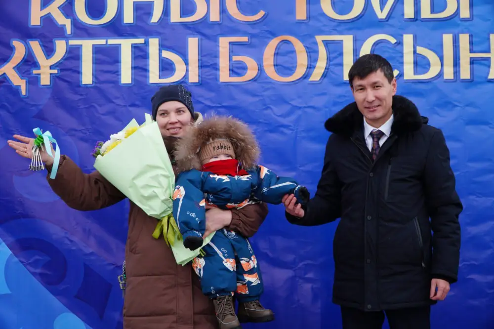 В Акмолинской области социально уязвимым категориям граждан вручены ключи от новых квартир (4)