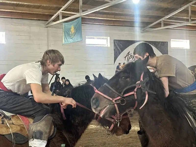В Карагандинской области около 100 батыров-всадников боролись за победу на турнире по аударыспаку (3)