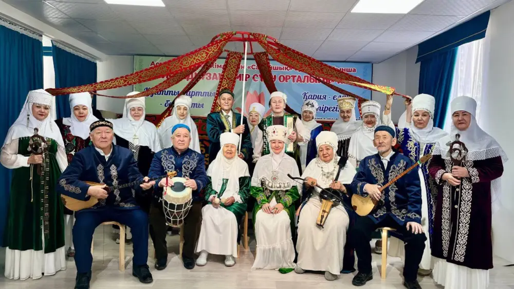 В Астане 80-летние бабушки учатся играть на национальных инструментах (3)