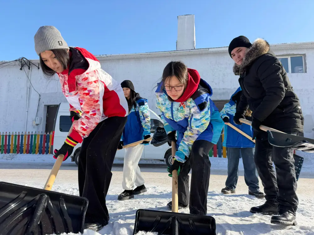 В рамках экоакции «Таза Қазақстан» волонтёры очистили дворы пожилых жителей столицы от снега (6)