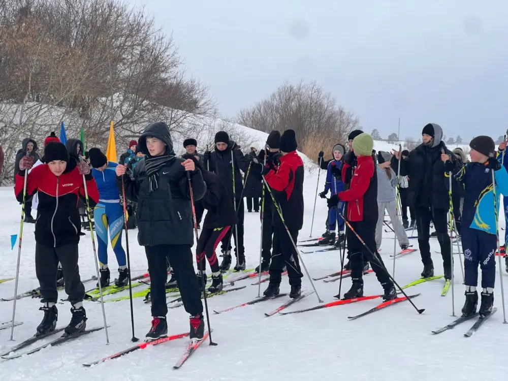 Акмолинцы поддержали участников зимней Олимпиады лыжным забегом (8)