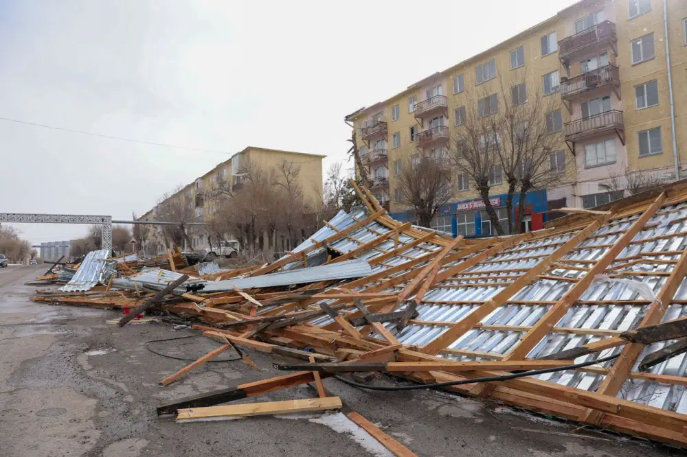 Ербол Қарашөкеев Жаңатас қаласындағы қатты желден зардап шеккен нысандарды аралады (6)