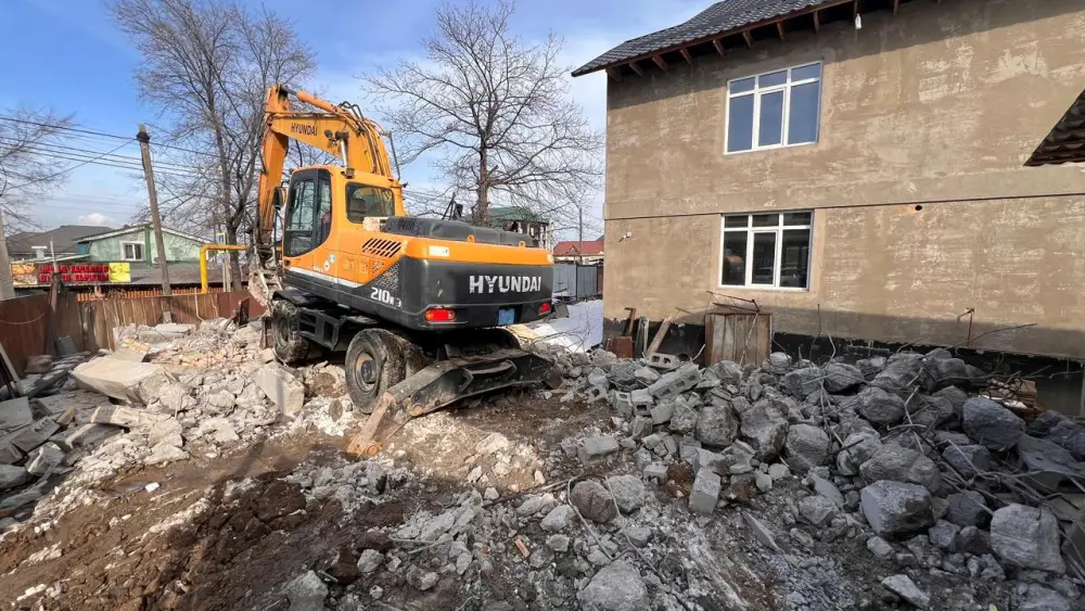 В Алматы снесли хозяйственную постройку (2)