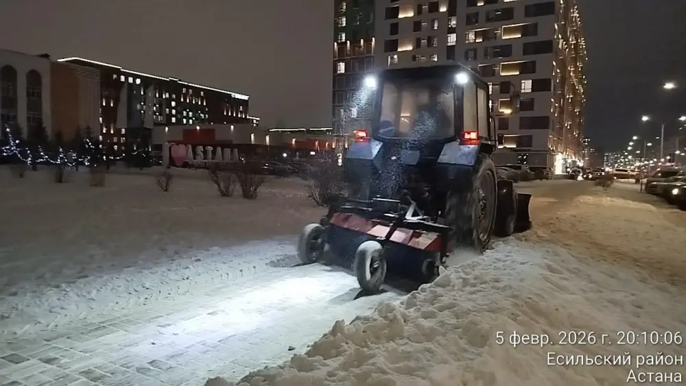 Гололед и обильные осадки в Астане: спасатели обратились с предупреждением к горожанам (7)