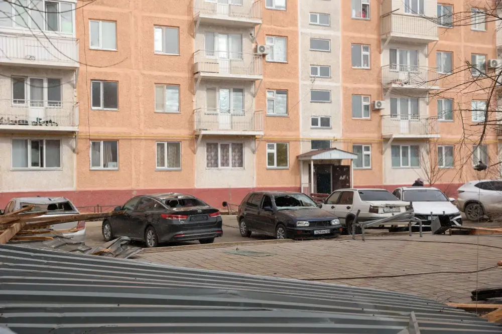 Ербол Қарашөкеев Жаңатас қаласындағы қатты желден зардап шеккен нысандарды аралады (4)