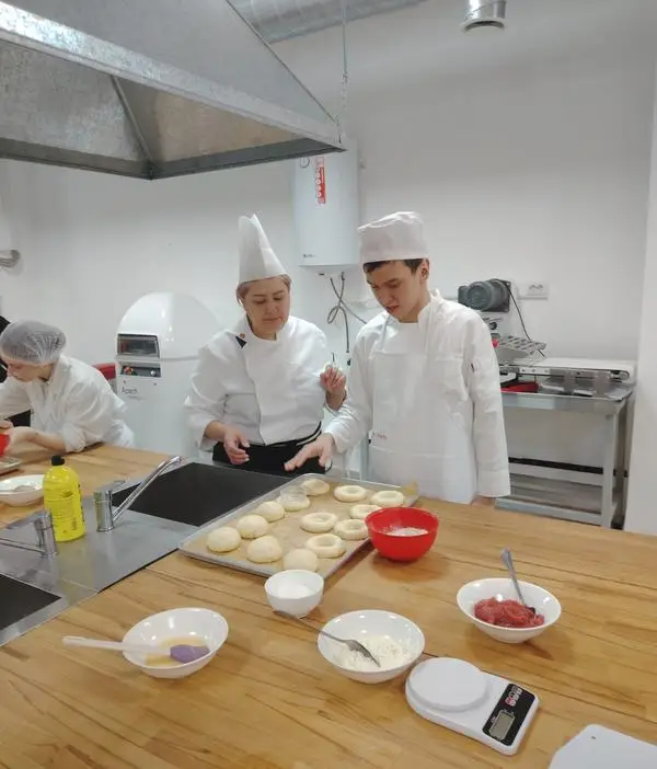 Инклюзия в действии: в Карагандинской области подростки с особыми потребностями осваивают профессию кондитера (8)