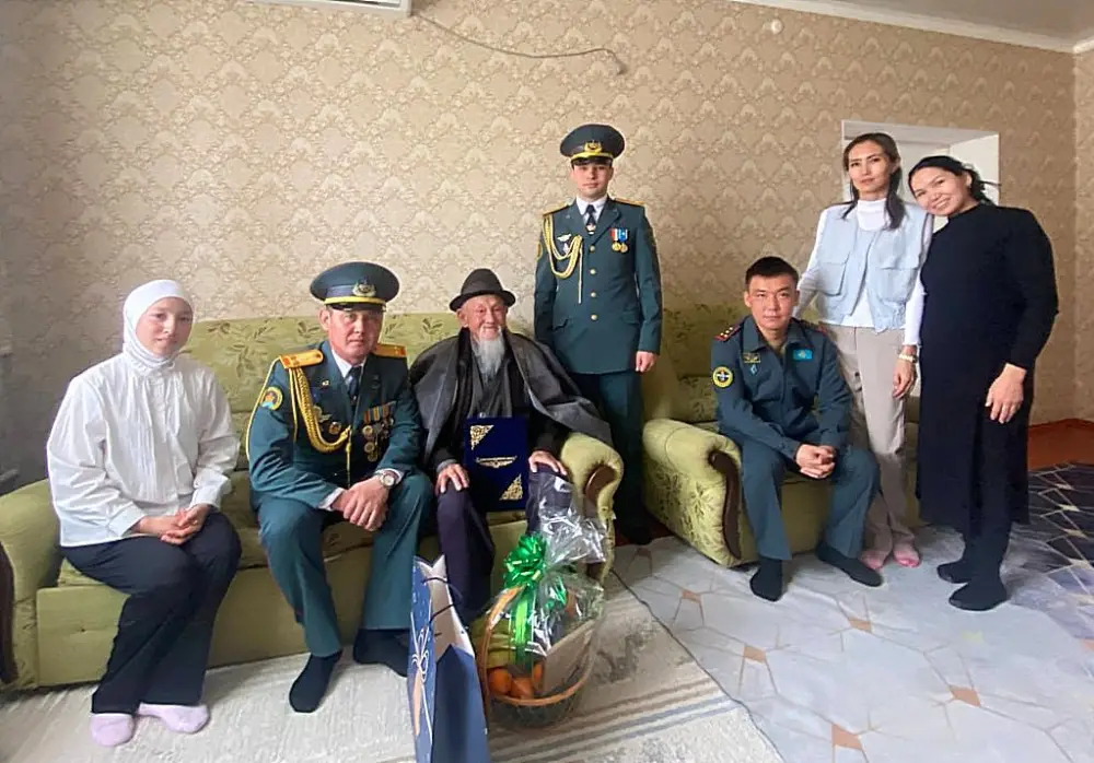 Военнослужащие Луговского гарнизона поздравили фронтовика Шалданбая Шанбаева со 102-летием (2)