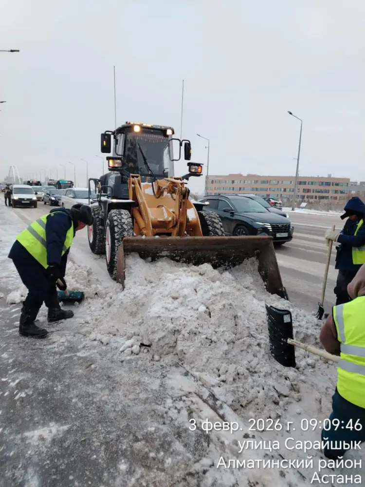 Более 3 000 дорожных рабочих и 1 600 единиц спецтехники заняты в снегоуборочных работах в Астане (7)