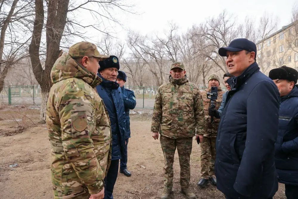 Ербол Қарашөкеев Жаңатас қаласындағы қатты желден зардап шеккен нысандарды аралады (9)
