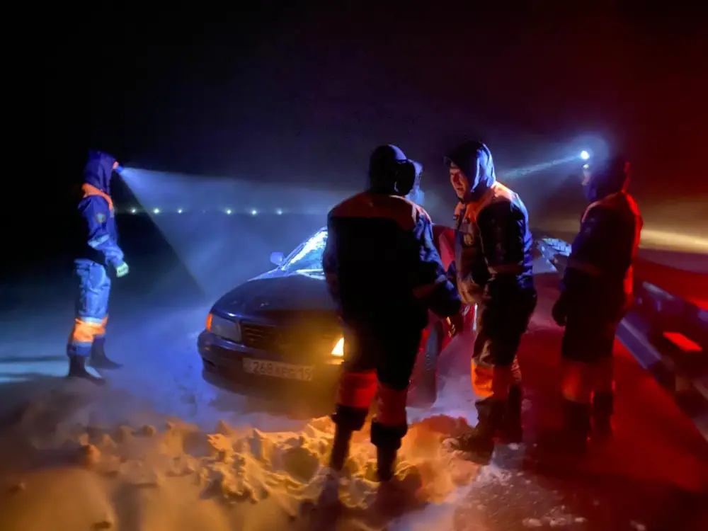 Спасатели МЧС Казахстана за прошедшие выходные из снежных заносов спасли и эвакуировали 126 человек (3)