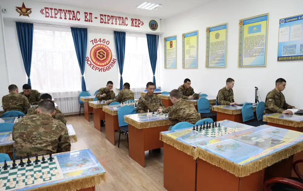 Министр обороны презентовал депутатам Парламента проект Sarbaz+ в Алматы (2)