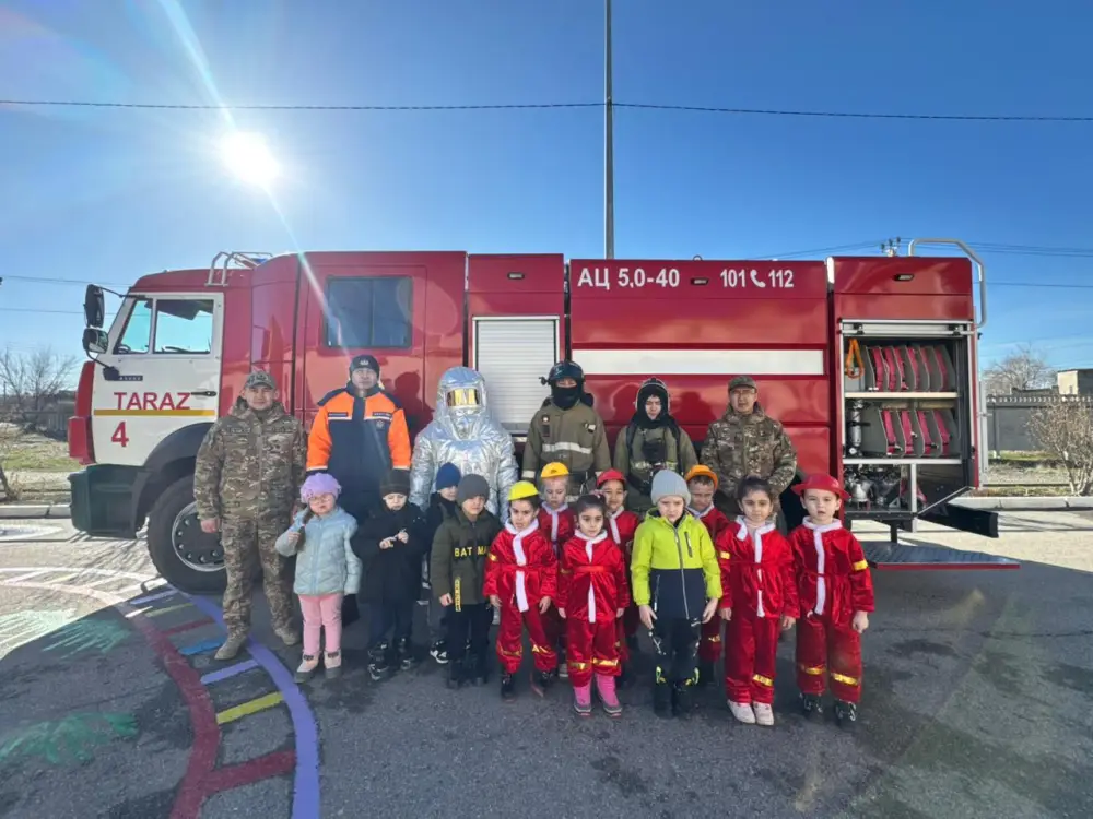 Дети учатся правилам безопасности вместе с МЧС (7)