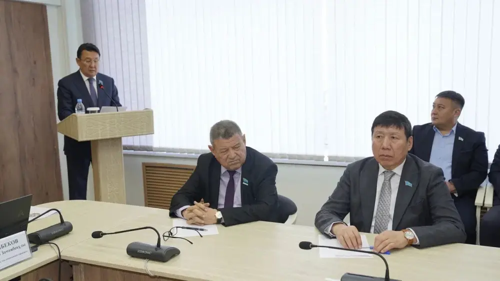 В МАСЛИХАТЕ ОБЛАСТИ АБАЙ ОБСУДИЛИ ПРОЕКТ НОВОЙ КОНСТИТУЦИИ (6)