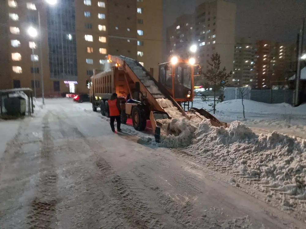 1700 единиц спецтехники вышли на уборку снега в Астане ночью (9)