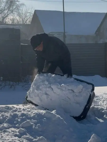 Волонтёры Карагандинской области помогают одиноким пенсионерам (3)