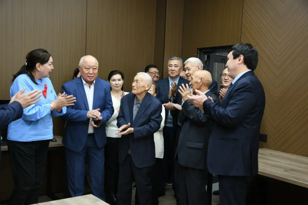 К 90-летию профессора Кенеса Жуманова в КазНУ открыты новые образовательные пространства (7)