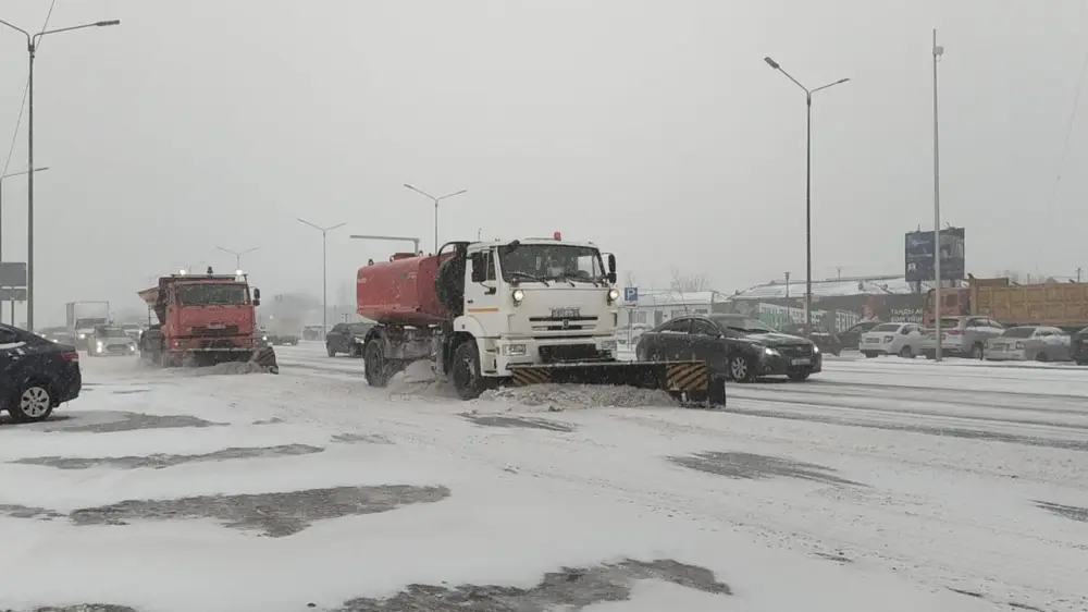 Обильный снегопад в столице: в уборке задействованы 3 тысячи человек и свыше тысячи единиц техники (3)