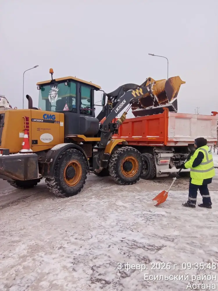 Более 3 000 дорожных рабочих и 1 600 единиц спецтехники заняты в снегоуборочных работах в Астане (3)