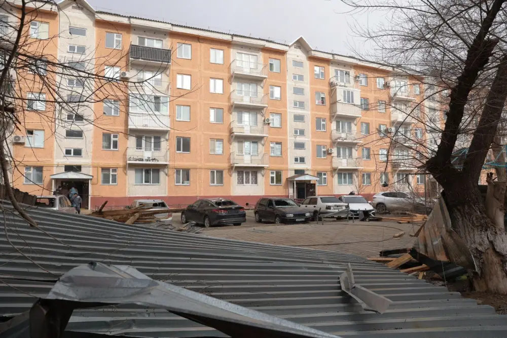 Ербол Қарашөкеев Жаңатас қаласындағы қатты желден зардап шеккен нысандарды аралады (2)