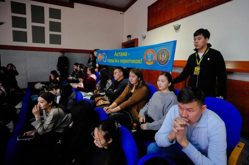 «Закон и порядок»: в Астане прошла профилактическая акция для студентов (10)