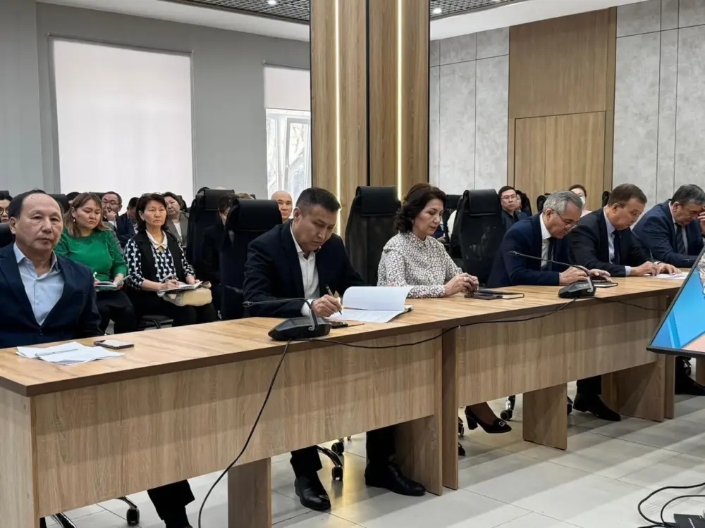 Проект новой Конституции Казахстана обсудили на встрече с сотрудниками и студентами столичного вуза (4)