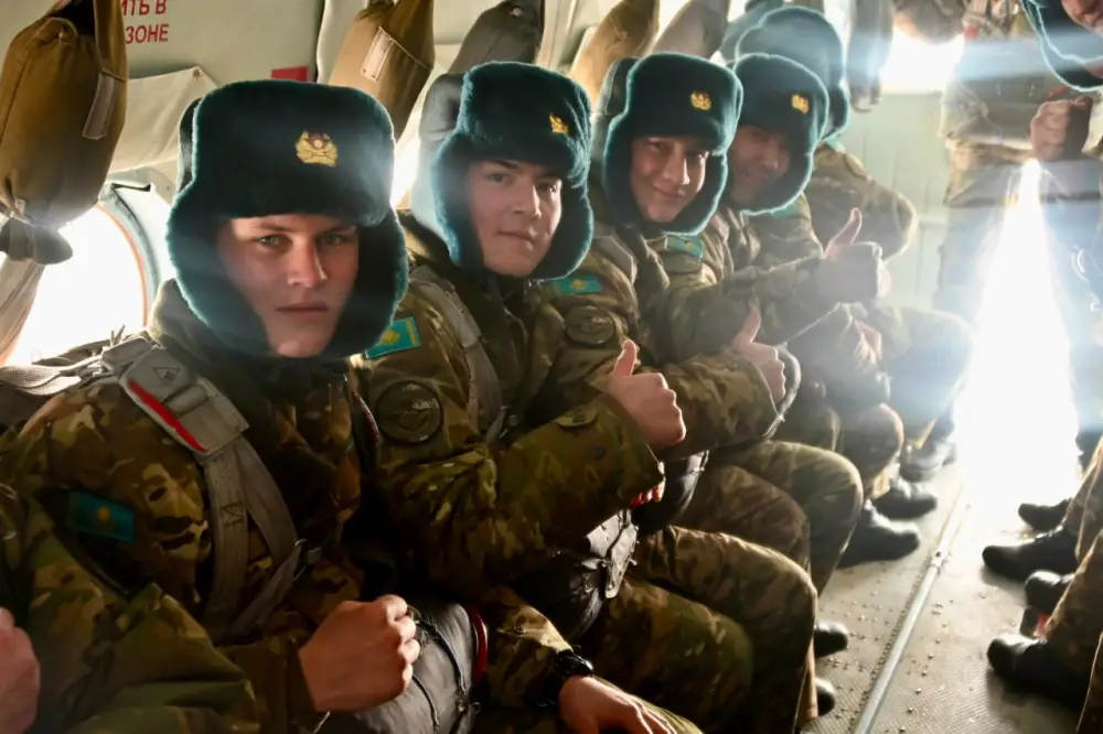 Первые прыжки выполнены: 196 солдат срочной службы десантировались с парашютом (4)