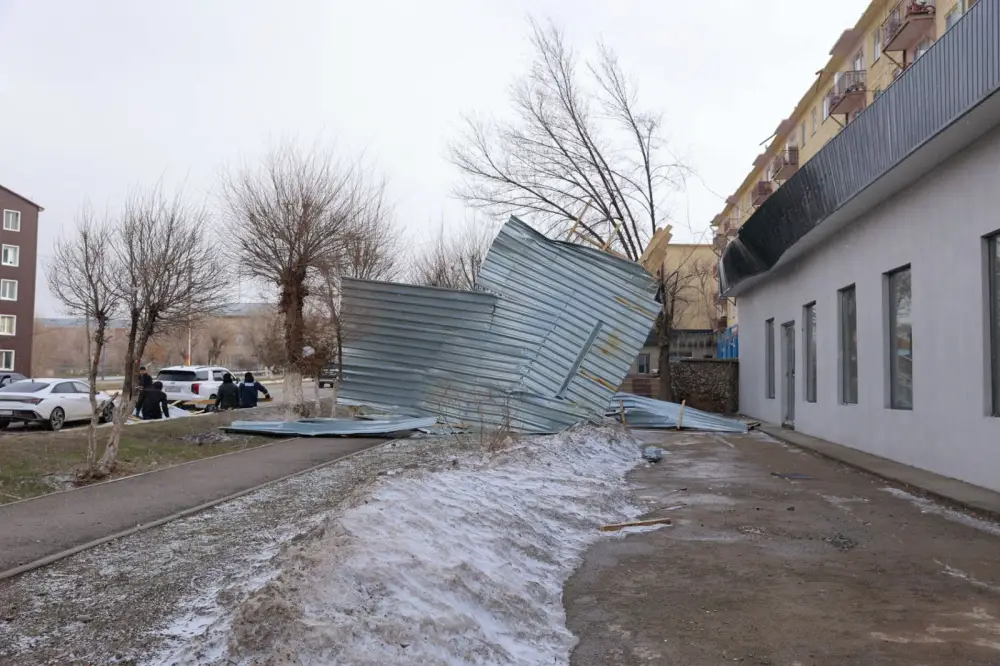 Ербол Қарашөкеев Жаңатас қаласындағы қатты желден зардап шеккен нысандарды аралады (7)