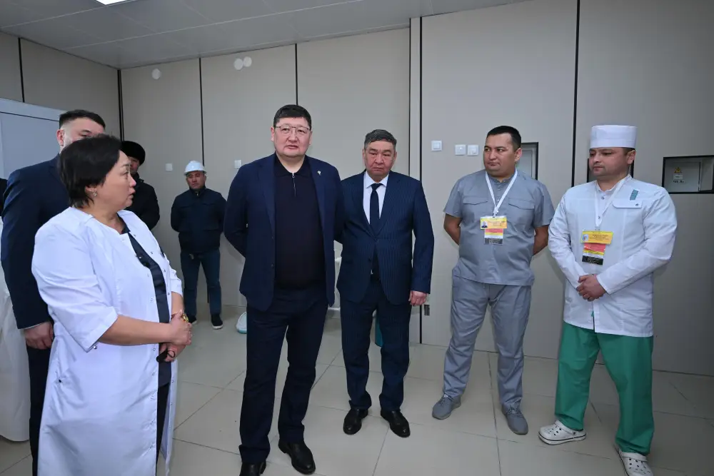 В Центральной районной больнице Аксуатского района проводится капитальный ремонт (3)