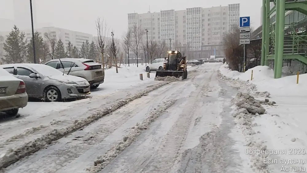 Более 3 000 дорожных рабочих и свыше 1 700 единиц спецтехники задействовано в снегоуборочных работах в Астане (2)