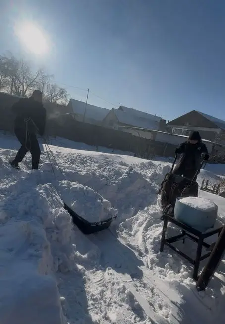 Волонтёры Карагандинской области помогают одиноким пенсионерам (2)