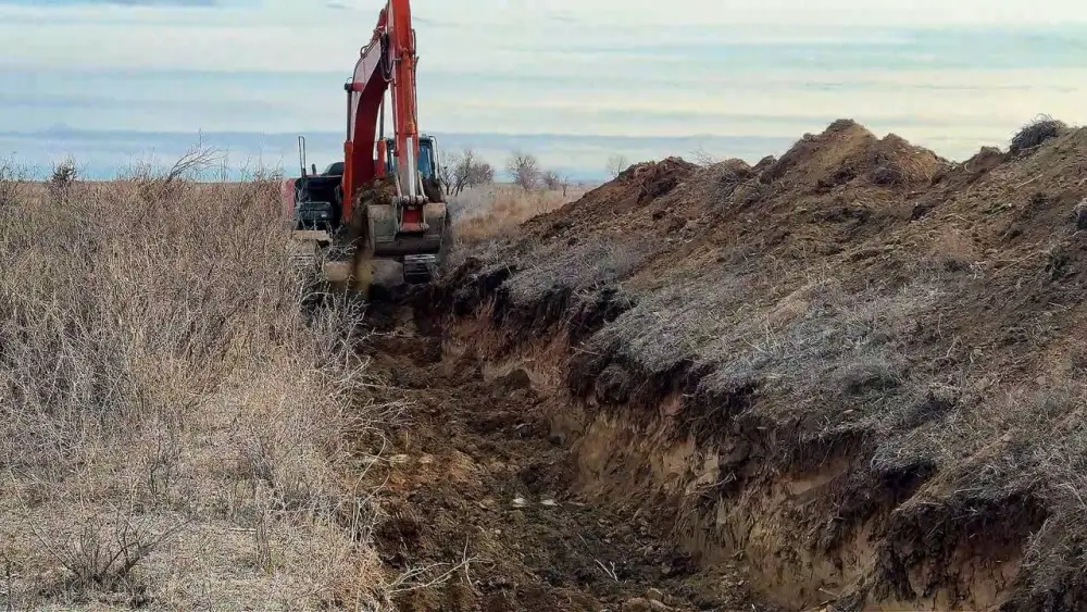 Работы по восстановлению канала для обеспечения водой домашних хозяйств Таласского района ведутся в Жамбылской области (2)