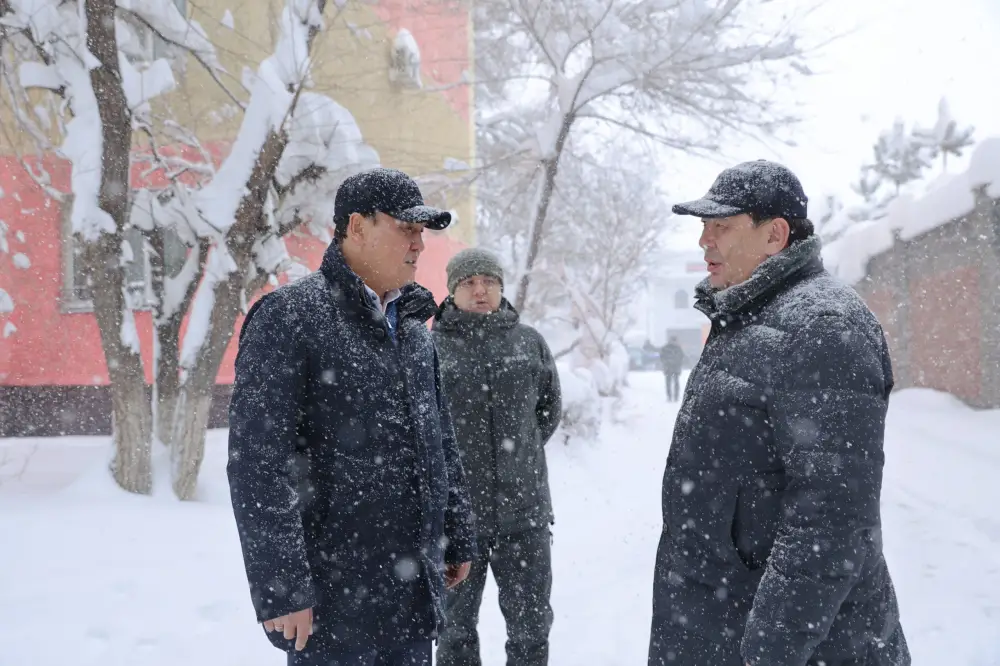 Ербол Карашукеев проинспектировал ход работ по очистке улиц Тараза от снега (3)