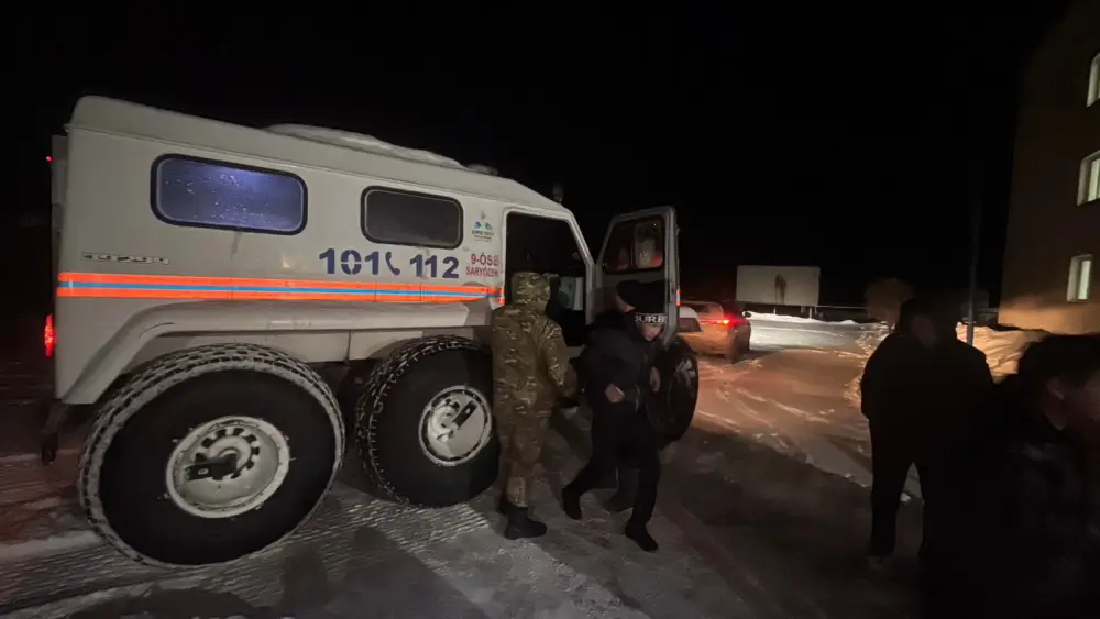 Спасатели МЧС Казахстана за прошедшие выходные из снежных заносов спасли и эвакуировали 126 человек (4)