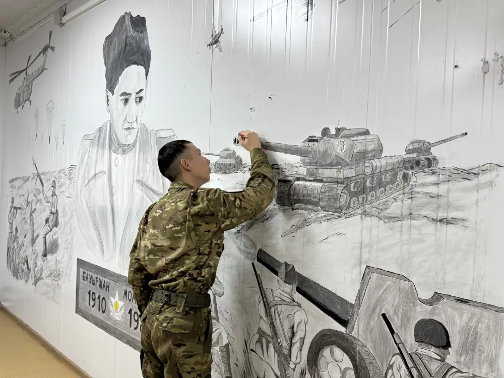 Служба в строю и искусство: матрос морской пехоты создает картины о героях истории Казахстана (4)