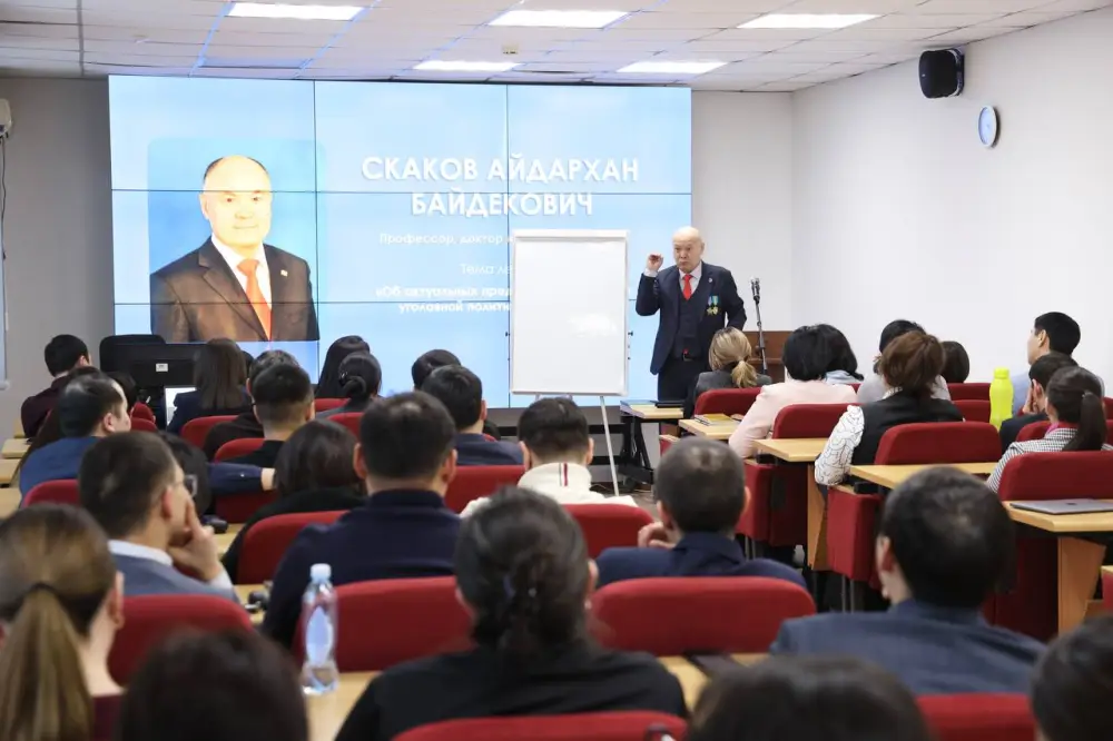 Член Высшего Судебного Совета, профессор кафедры уголовного права и организации исполнения наказания Костанайской академии МВД им. Ш.Кабылбаева Айдаркан Скаков провёл гостевую лекцию для магистрантов Академии правосудия (4)