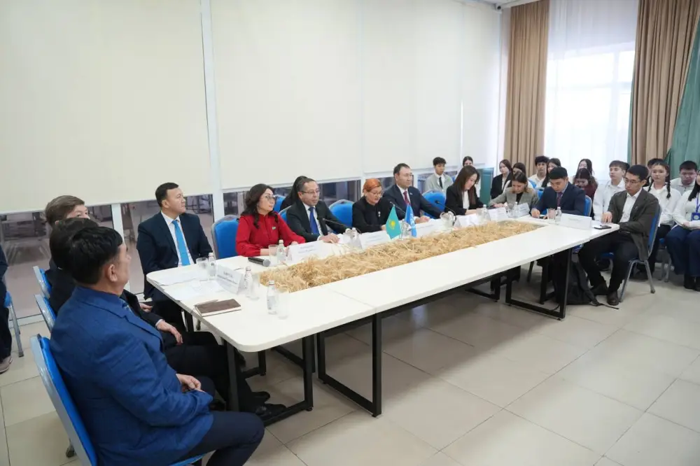 Студенты более 40 колледжей Астаны и Северо-Казахстанской области приняли участие в экочасе на тему водосбережения «Экономь воду – сохраняй будущее!» (5)